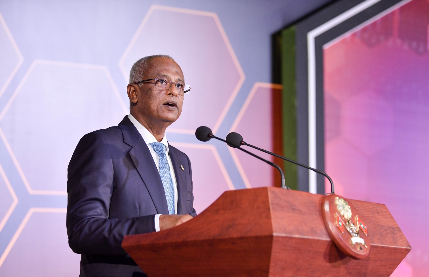 އޯލެވެލް އަދި އޭލެވެލް އިމްތިހާނުން މަތީ ވަނަތައް ހޯދި ދަރިވަރުންނަ އިނާމު ދިނުމަށް ދަރުބާރުގޭގައި ބޭއްވި ރަސްމިއްޔާތުގައި ރައީސް އިބްރާހިމް މުހައްމަދު ސޯލިހު ވާހަކަފުޅު ދައްކަވަނީ--. ފޮޓޯ: ނިޝާން އަލީ/މިހާރު