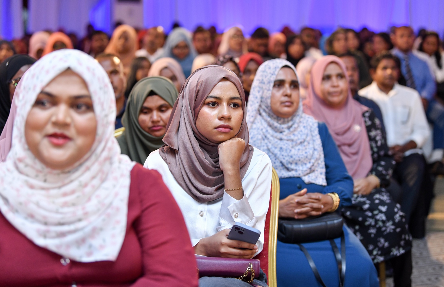 މަތީ ސާނަވީ އިމްތިހާނުގެ ގަދަ 10 ގައި ހިމެނުނު ކުދިންނަށް އިނާމު ދިނުމަށް ދަރުބާރުގޭގައި ބޭއްވި ރަސްމިއްޔާތުގައި ބައިވެރިވި ބައެއް ބެލެނިވެރިން.-- ފޮޓޯ: ނިޝާން އަލީ /މިހާރު