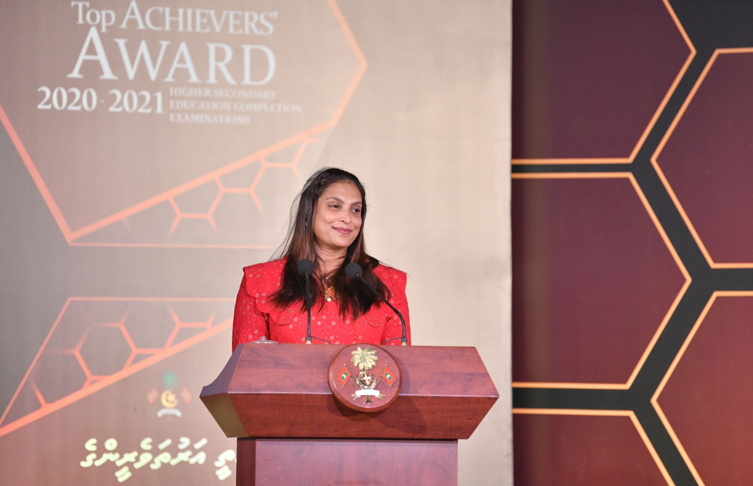 އޯލެވެލް އަދި އޭލެވެލް އިމްތިހާނުން މަތީ ވަނަތައް ހޯދި ދަރިވަރުންނަ އިނާމު ދިނުމަށް ދަރުބާރުގޭގައި ބޭއްވި ރަސްމިއްޔާތުގައި އެޑިއުކޭޝަން މިނިސްޓަރު އައިޝަތު އަލީ ހަފުލާގައި ވާހަކަފުޅު ދައްކަވަނީ--. ފޮޓޯ: ނިޝާން އަލީ/މިހާރު