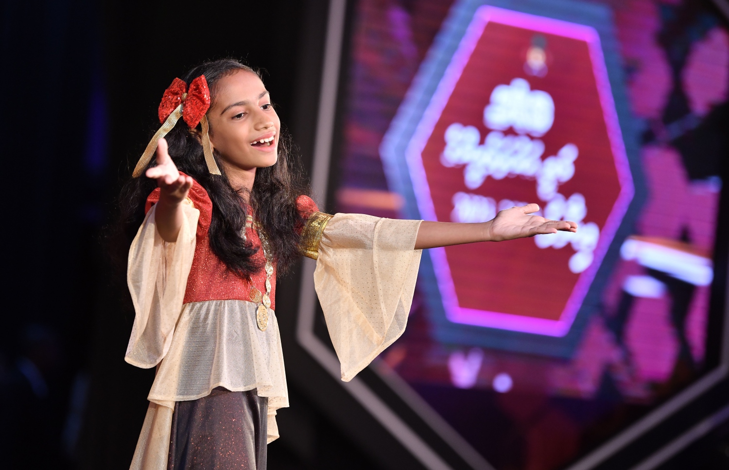 މަތީ ސާނަވީ އިމްތިހާނުގެ ގަދަ 10 ގައި ހިމެނުނު ކުދިންނަށް އިނާމު ދިނުމަށް ދަރުބާރުގޭގައި ބޭއްވި ރަސްމިއްޔާތުގައި ދަރިވަރުންތަކެއް މުނިފޫހިފިލުވުމުގެ އައިޓަމެއް ހުށަހަޅައިދެނީ.-- ފޮޓޯ: ނިޝާން އަލީ /މިހާރު