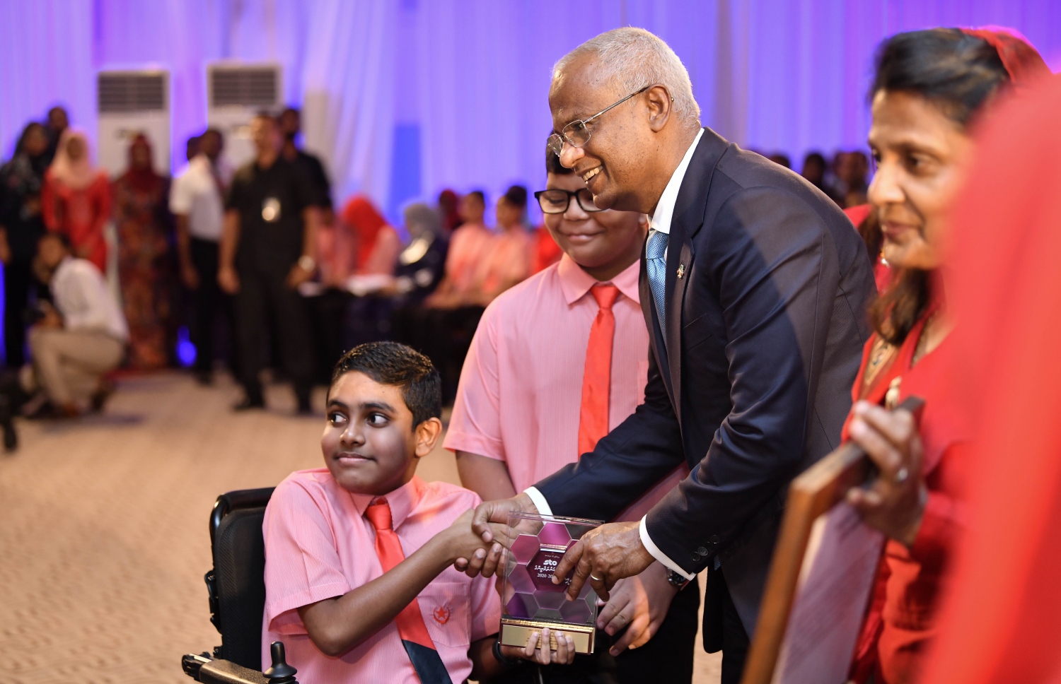 މަތީ ސާނަވީ އިމްތިހާނުގެ ގަދަ 10 ގައި ހިމެނުނު ކުދިންނަށް އިނާމު ދިނުމަށް ދަރުބާރުގޭގައި ބޭއްވި ރަސްމިއްޔާތުގައި ދަރިވަރަކު ރައީސް އިބްރާހިމް މުހައްމަދު ސޯލިހަށް ހަނދާނީ ހަދިޔާއެއް އަރުވަނީ.-- ފޮޓޯ: ނިޝާން އަލީ /މިހާރު