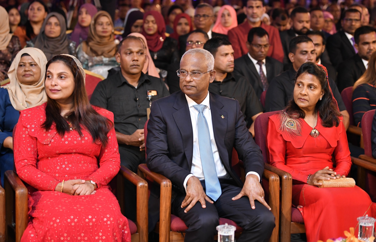 އޯލެވެލް އަދި އޭލެވެލް އިމްތިހާނުން މަތީ ވަނަތައް ހޯދި ދަރިވަރުންނަ އިނާމު ދިނުމަށް ދަރުބާރުގޭގައި ބޭއްވި ރަސްމިއްޔާތުގައި ރައީސް އިބްރާހިމް މުހައްމަދު ސޯލިހުއާއި އެ މަނިކުފާނުގެ އަނބިކަނބަލުން ފަޒްނާ އަހުމަދުގެ އިތުރުން އެޑިއުކޭޝަން މިނިސްޓަރު އައިޝަތު އަލީ ހަފުލާގައި ބައިވެރިވެވަޑައިގަންނަވަނީ--. ފޮޓޯ: ނިޝާން އަލީ/މިހާރު