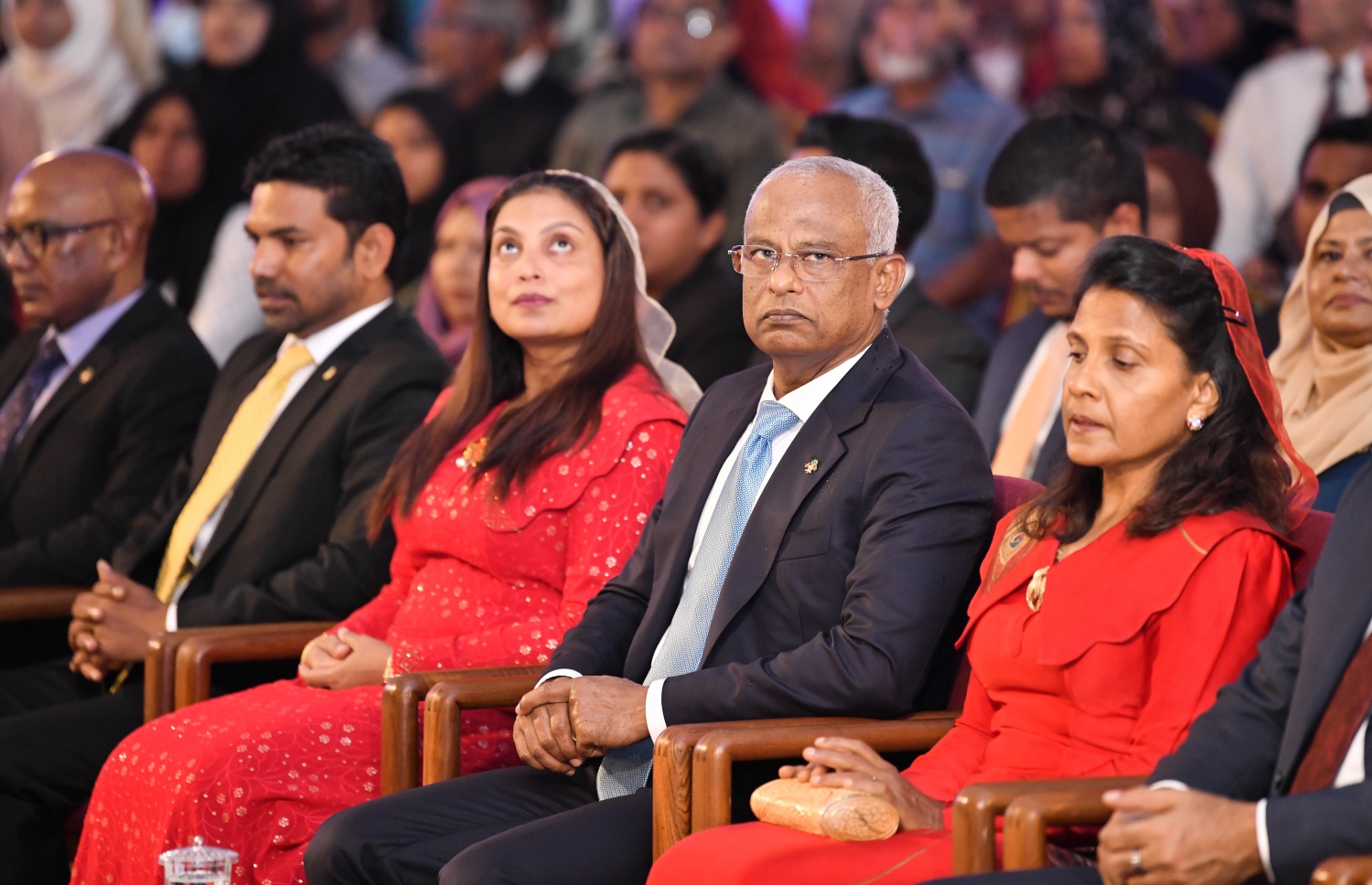 އޯލެވެލް އަދި އޭލެވެލް އިމްތިހާނުން މަތީ ވަނަތައް ހޯދި ދަރިވަރުންނަ އިނާމު ދިނުމަށް ދަރުބާރުގޭގައި ބޭއްވި ރަސްމިއްޔާތުގައި ރައީސް އިބްރާހިމް މުހައްމަދު ސޯލިހުއާއި އެ މަނިކުފާނުގެ އަނބިކަނބަލުން ފަޒްނާ އަހުމަދުގެ އިތުރުން އެޑިއުކޭޝަން މިނިސްޓަރު އައިޝަތު އަލީ ހަފުލާގައި ބައިވެރިވެވަޑައިގަންނަވަނީ--. ފޮޓޯ: ނިޝާން އަލީ/މިހާރު