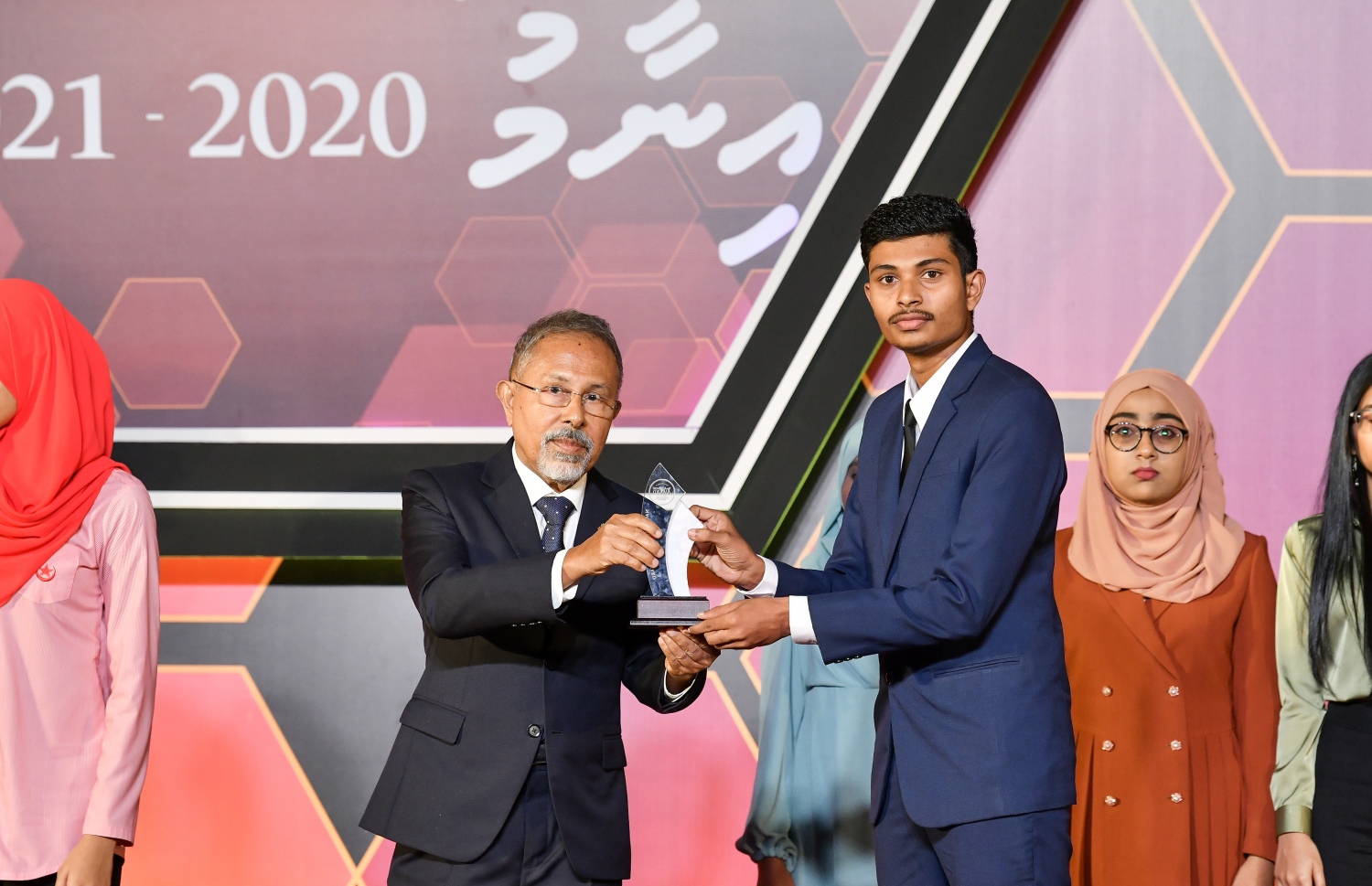 މަތީ ސާނަވީ އިމްތިހާނުގެ ގަދަ 10 ގައި ހިމެނުނު ކުދިންނަށް އިނާމު ދިނުމަށް ދަރުބާރުގޭގައި ބޭއްވި ރަސްމިއްޔާތުގައި، ދަރިވަރަކަށް އެވޯޑު ހަވާލު ކުރައްވަނީ.-- ފޮޓޯ: ނިޝާން އަލީ /މިހާރު