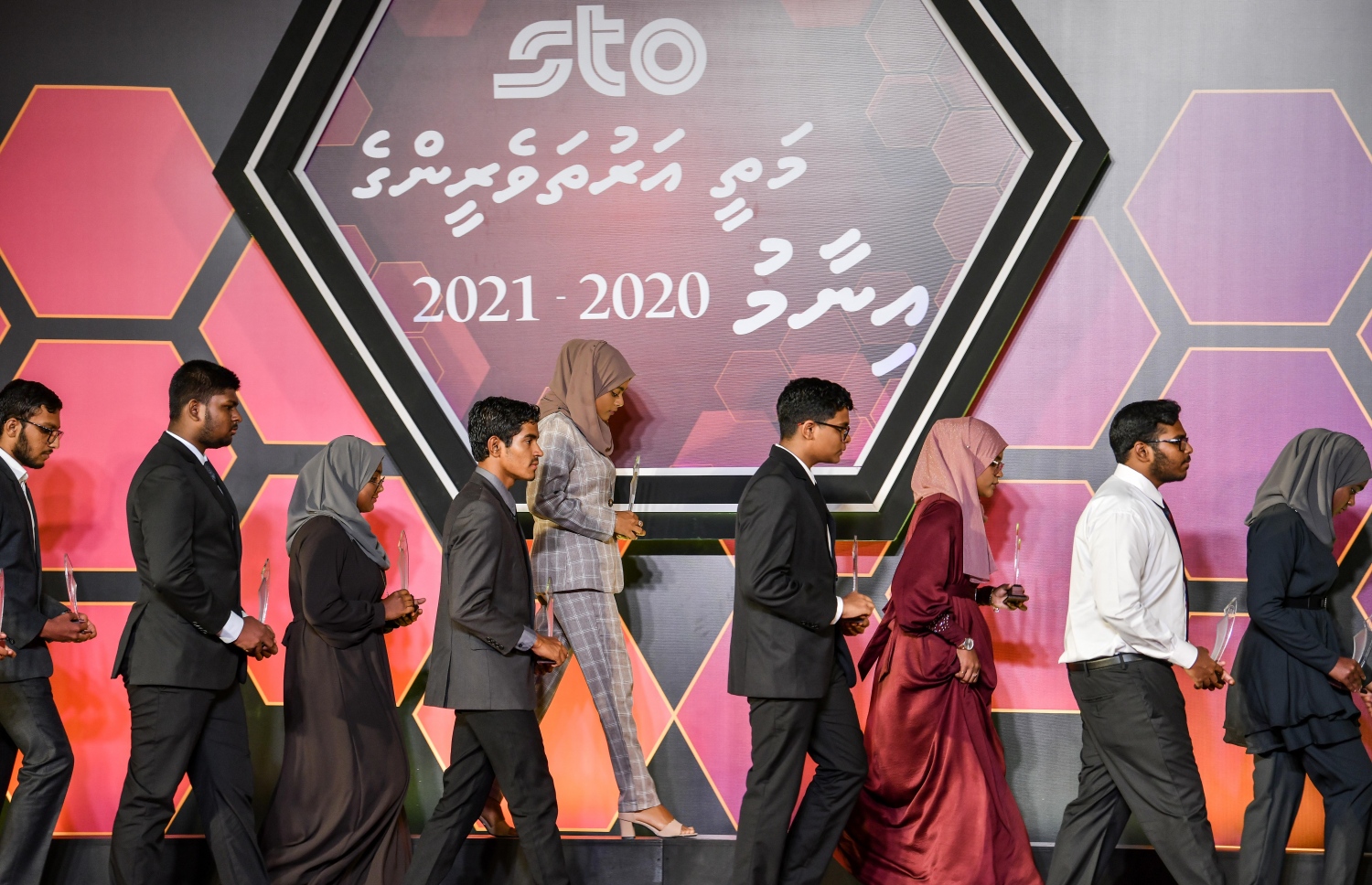 މަތީ ސާނަވީ އިމްތިހާނުގެ ގަދަ 10 ގައި ހިމެނުނު ކުދިންނަށް އިނާމު ދިނުމަށް ދަރުބާރުގޭގައި ބޭއްވި ރަސްމިއްޔާތުގައި، އިނާމު ލިބުނު ދަރިވަރުން އެވޯޑު ހަވާލުވުމަށްފަހު ސްޓޭޖުން ފައިބަނީ.-- ފޮޓޯ: ނިޝާން އަލީ /މިހާރު