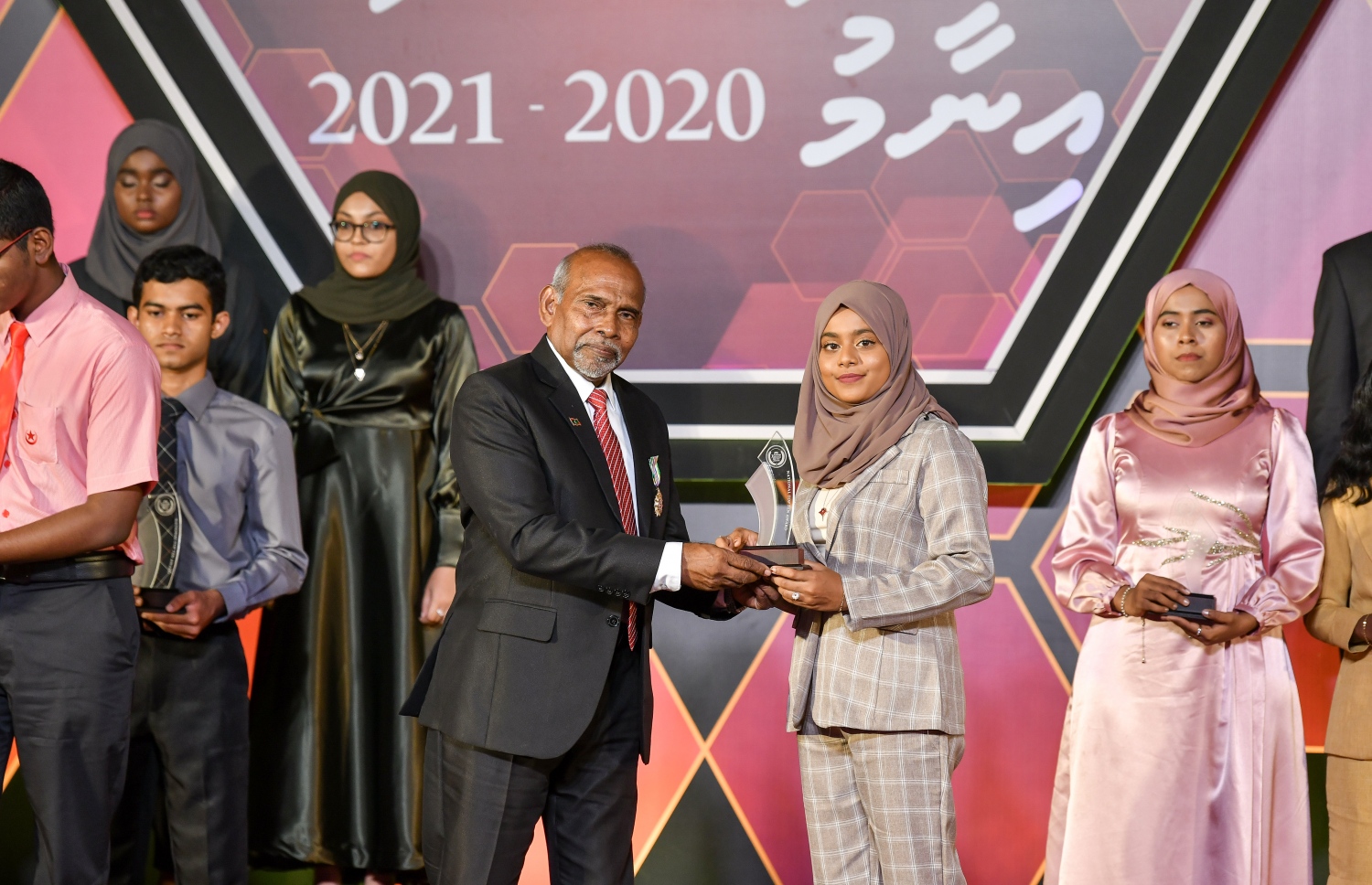 މަތީ ސާނަވީ އިމްތިހާނުގެ ގަދަ 10 ގައި ހިމެނުނު ކުދިންނަށް އިނާމު ދިނުމަށް ދަރުބާރުގޭގައި ބޭއްވި ރަސްމިއްޔާތުގައި، ދަރިވަރަކަށް އެވޯޑު ހަވާލު ކުރައްވަނީ.-- ފޮޓޯ: ނިޝާން އަލީ /މިހާރު