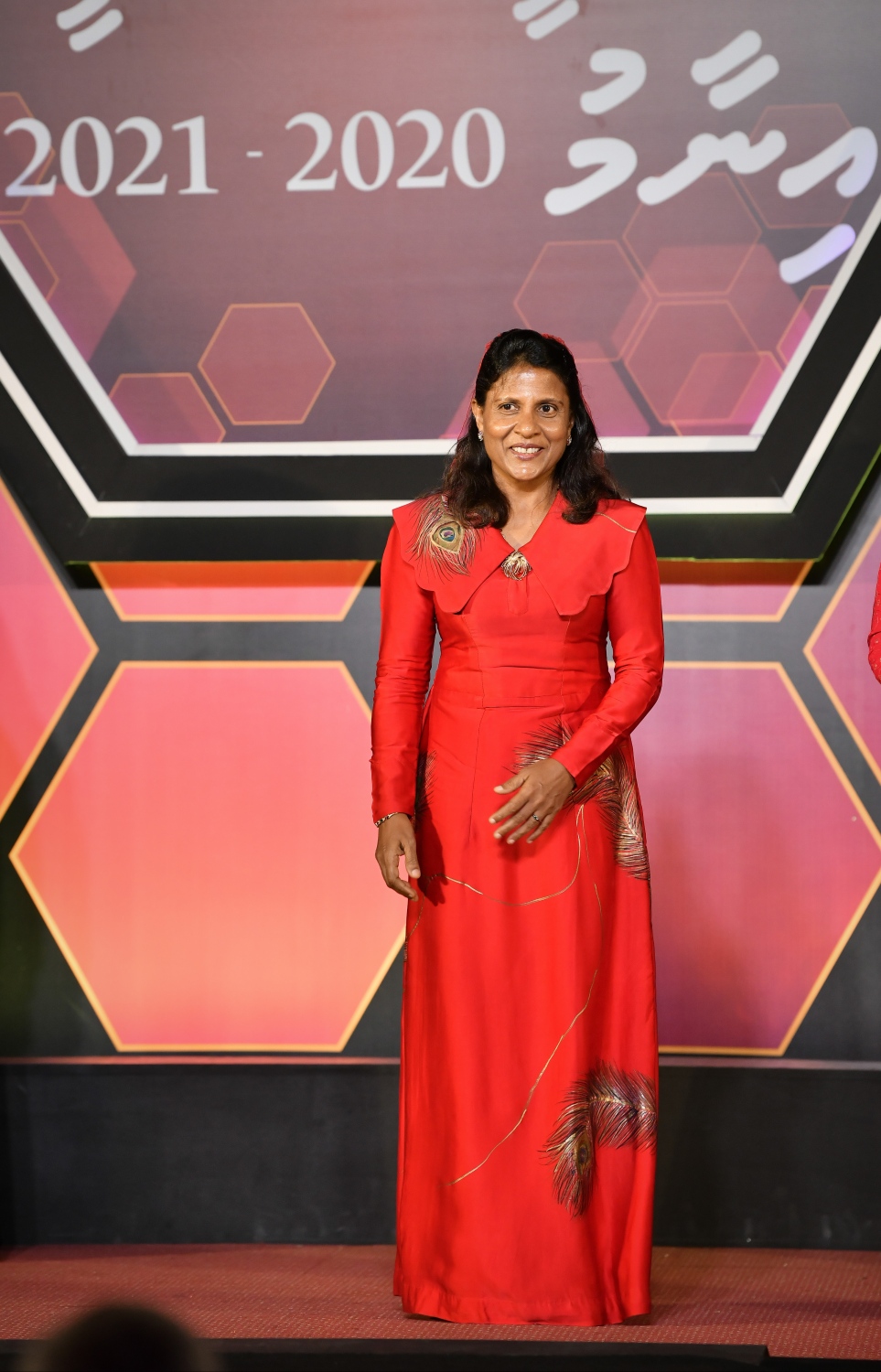 މަތީ ސާނަވީ އިމްތިހާނުގެ ގަދަ 10 ގައި ހިމެނުނު ކުދިންނަށް އިނާމު ދިނުމަށް ދަރުބާރުގޭގައި ބޭއްވި ރަސްމިއްޔާތުގައި ފަސްޑް ލޭޑީ ފަޒްނާ އަހުމަދު ބައިވެރިވެވޑައިގަންނަވަނީ .-- ފޮޓޯ: ނިޝާން އަލީ /މިހާރު