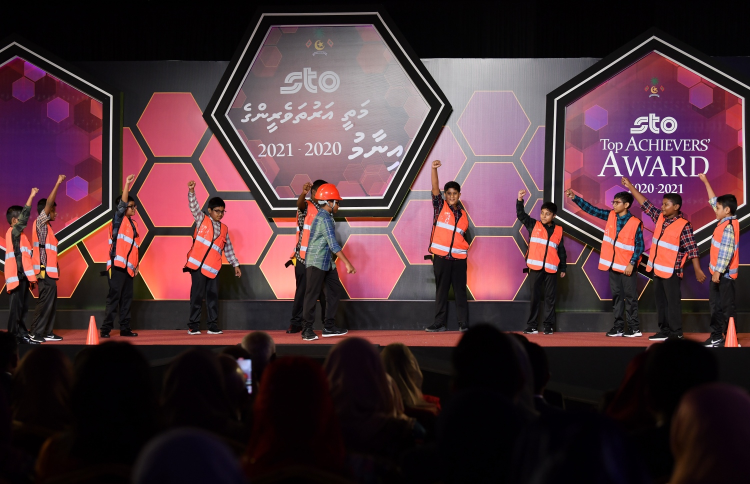 މަތީ ސާނަވީ އިމްތިހާނުގެ ގަދަ 10 ގައި ހިމެނުނު ކުދިންނަށް އިނާމު ދިނުމަށް ދަރުބާރުގޭގައި ބޭއްވި ރަސްމިއްޔާތުގައި ދަރިވަރުންތަކެއް މުނިފޫހިފިލުވުމުގެ އައިޓަމެއް ހުށަހަޅައިދެނީ.-- ފޮޓޯ: ނިޝާން އަލީ /މިހާރު