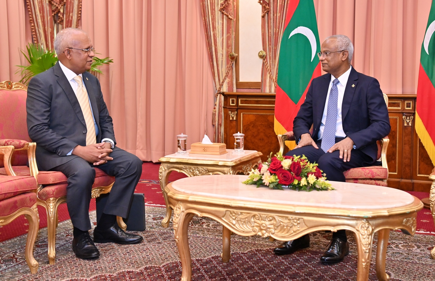 ރައީސް އިބްރާހިމް މުހައްމަދު ސޯލިހު، ރާއްޖެއިން ސިންގަޕޫރަށް ކަނޑައަޅުއްވާފައި ހުންނަވާ ސަފީރުކަމުގެ ފަތްކޮޅު އަހްމަދު ތަސްމީނު އަލީއާ ހަވާލުކުރެއްވުމަށް ފަހު ދެބޭފުޅުން ވާހަކަދައްކަވަނީ -- ފޮޓޯ: ރައީސް އޮފީސް