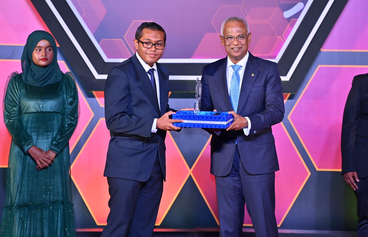 އިނގިރޭސި މާއްދާއިން އެއް ވަނަ ހޯދި ހެނބަދޫ ސްކޫލުގެ ދަރިވަރަށް ރައީސް އިބްރާހިމް މުހައްމަދު ސޯލިހު ރޭ އިނާމު ދެއްވަނީ. -- ފޮޓޯ: ނިޝާން އަލީ/ މިހާރު