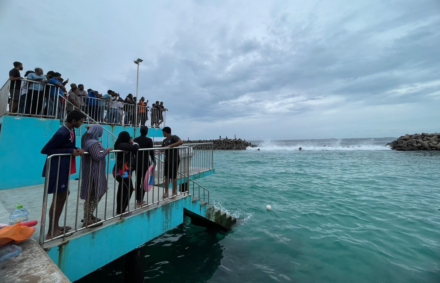 ކަނޑަށް ފުންމާލި މީހާ ސަލާމަތް ކުރާތަން ބަލަން ގިނަ ބަޔަކު ޓްރެކް ސަރަހައްދަށް އެއްވެފައި--ފޮޓޯ: މިހާރު