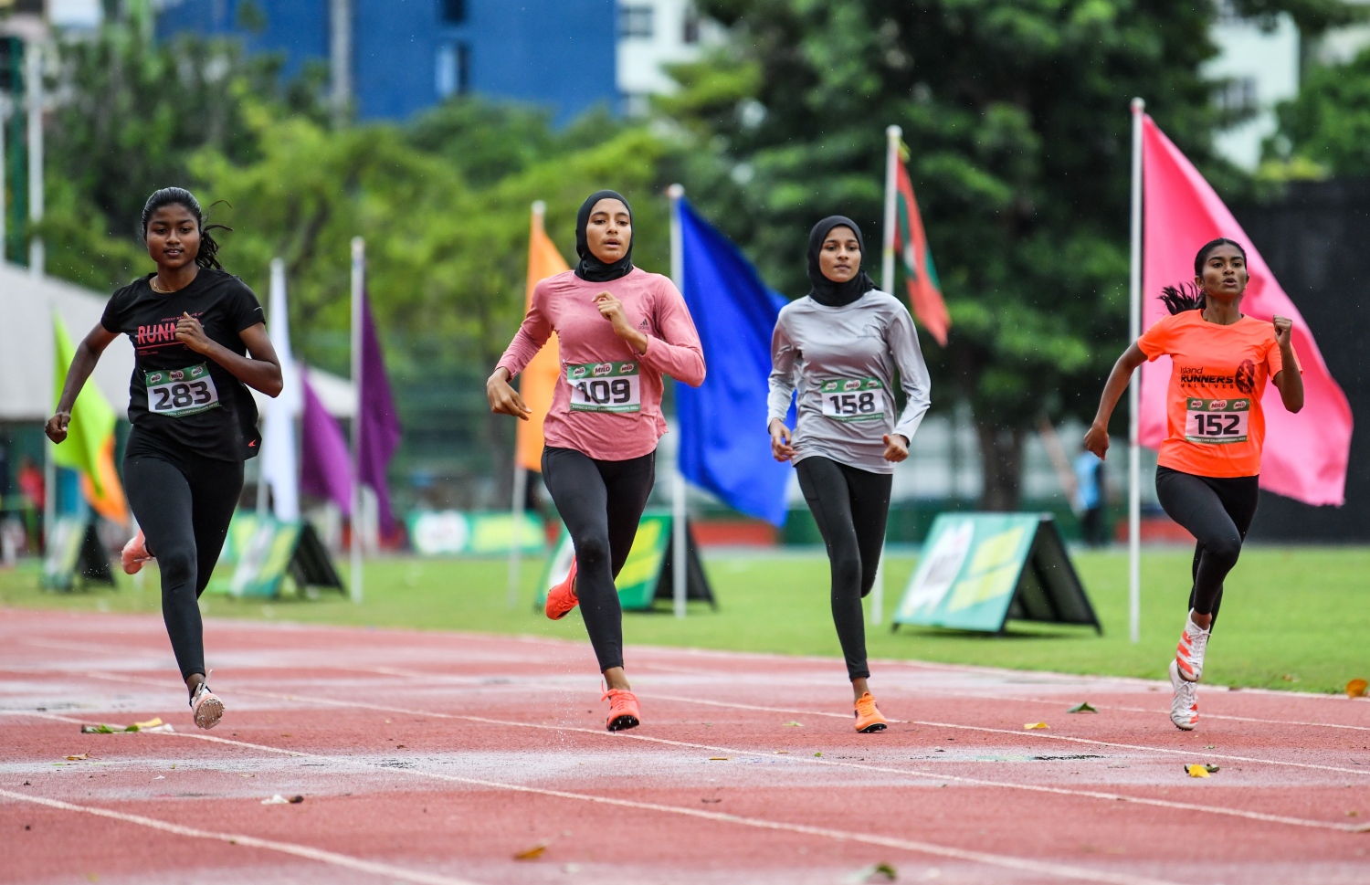 މިއަދު 200 މީޓަރުގައި ހިމްނާ ވާދަ ކުރަނީ: އެ ކަޓަގަރީގެ ފައިނަލުގައި ވެސް އޭނާ ވަނީ ކާމިޔާބު ހޯދާފަ --- ފޮޓޯ: ފަޔާޒު މޫސާ | މިހާރު