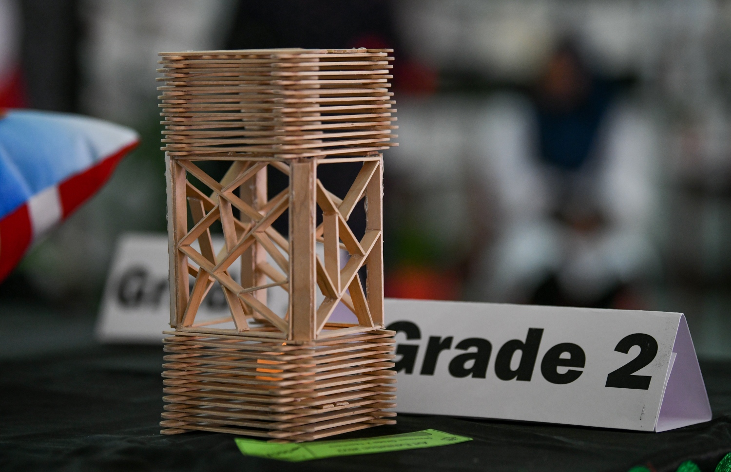 މަޖީދިއްޔާ ސްކޫލްގެ ކުދިންގެ މެދުގައި ބޭއްވި ކުރެހުމާއި ފަންނުގެ މައުރަޒުގައި ބައިވެރިކުރި ލަކުޑިން ހަދާފައިވާ ޕެން ހޯލްޑަރެއް.-- ފޮޓޯ: ފަޔާޒު މޫސާ | މިހާރު