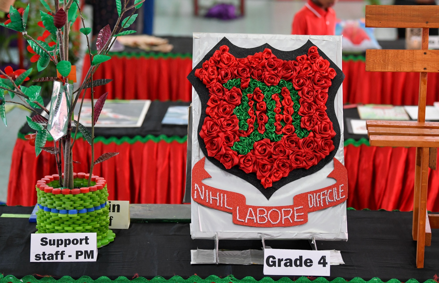 މަޖީދިއްޔާ ސްކޫލްގެ ލޯގޯ ރަމްޒު ކޮށްދޭ ކުރެހުމެއް، އެ ސްކޫލުގެ ކުދިންގެ އަތްތެރި މަސައްކަތުގެ މައުރަޒުގައި ބަހައްޓާފައި.--- ފޮޓޯ: ފަޔާޒު މޫސާ | މިހާރު