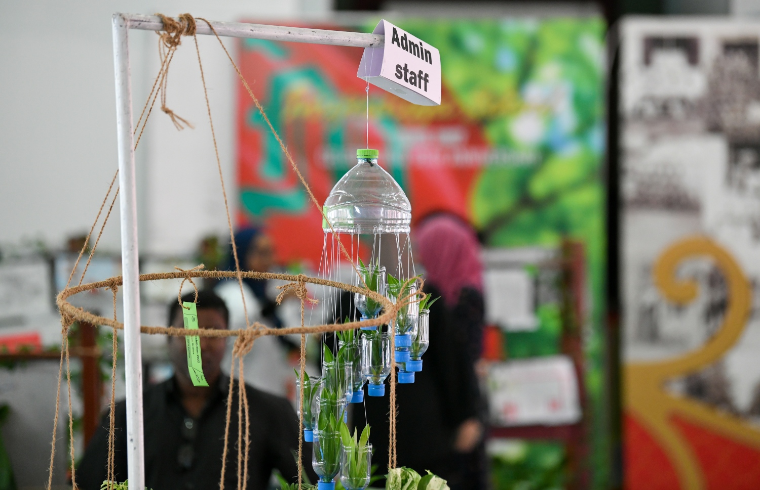 މަޖީދިއްޔާ ސްކޫލުގެ ކުދިންގެ އަތްތެރި މަސައްކަތުގެ މައުރަޒުގައި، އެ ސްކޫލުގެ އިދާރީ މުވައްޒަފުން ބައިވެރިކުރި ގަސް ބަހައްޓާ ރެކެއް: މި މައުރަޒުގައި 1،300 އެއްހާ އައިޓަމް ބައިވެރިކުރި.--- ފޮޓޯ: ފަޔާޒު މޫސާ | މިހާރު