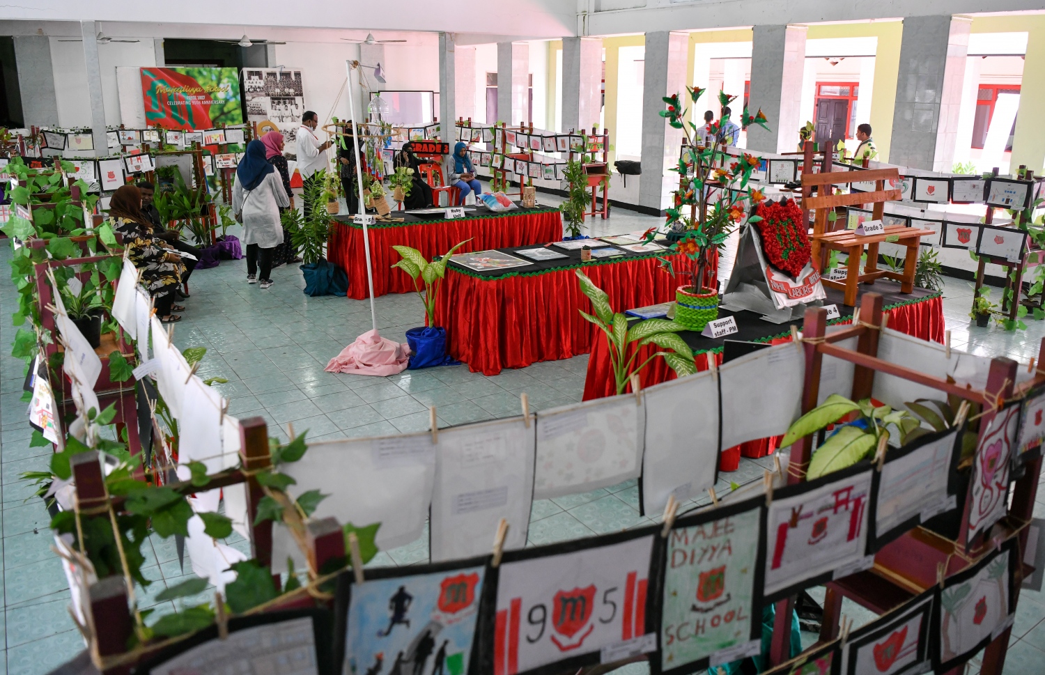 މަޖީދިއްޔާގެ ކުދިންގެ އަތްތެރި މަސައްކަތްތެރިންގެ މައުރަޒަށް އެ ސްކޫލުގެ މުވައްޒަފުން ހުށަހެޅި ބައެއް އައިޓަމްތައް ދައްކަލައިލަން ބަހައްޓާފައި.---ފޮޓޯ: ފަޔާޒު މޫސާ| މިހާރު