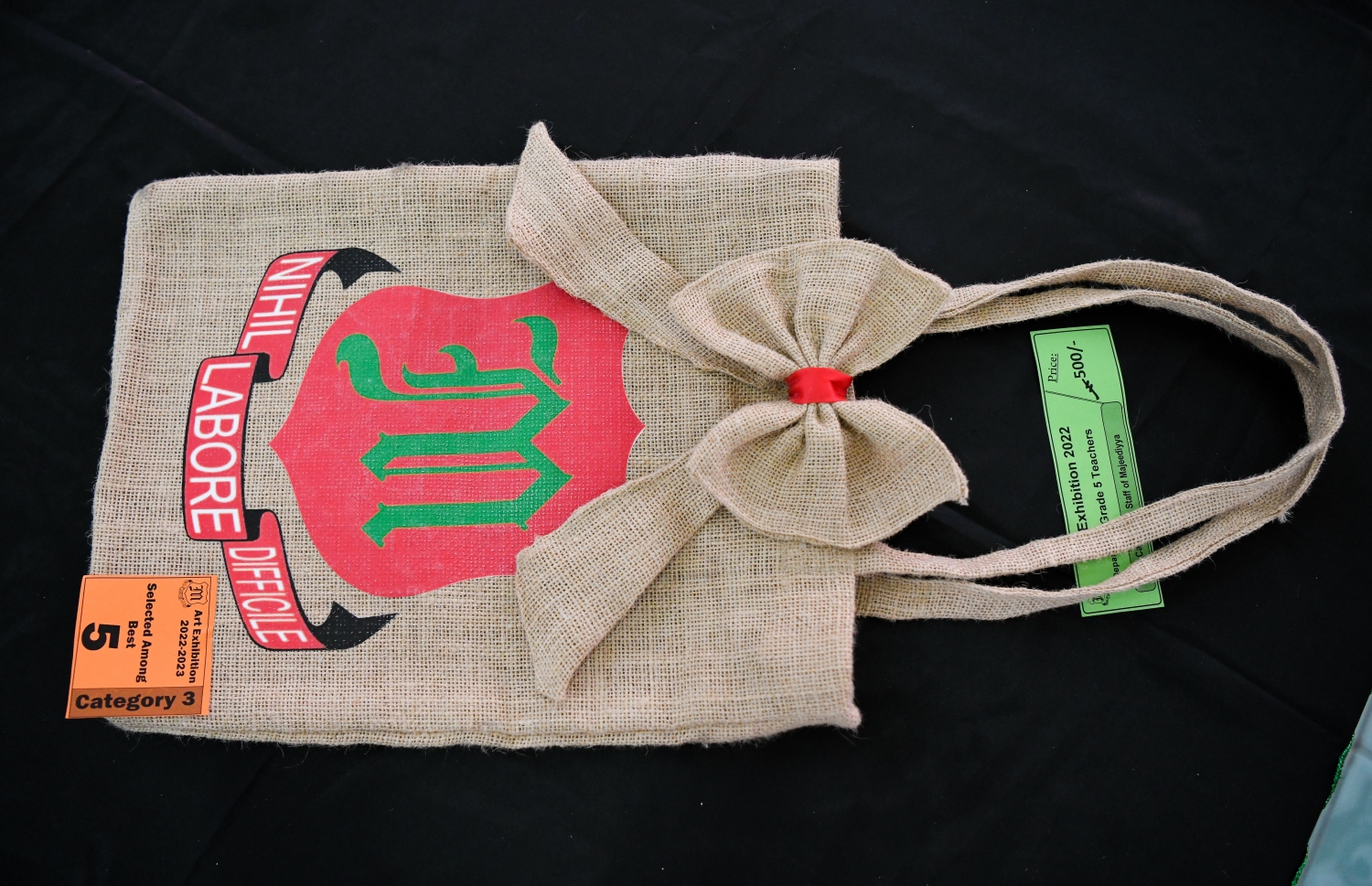 ސުތުލި ގޯނި ބޭނުން ކޮށްގެން ހަދާފައިވާ ދަބަހެއް މަޖީދިއްޔާގެ ކުދިންގެ އަތްތެރި މަސައްކަތުގެ މައުރަޒުގައި ދައްކައިލަން ބަހައްޓާފައި: މި މައުރަޒަށް ކުދިން ހުށަހެޅި ކުރެހުންތަކާއި ތަކެތި ގަތުމުގެ ފުރުސަތު ވެސް އޮތް.--- ފޮޓޯ: ފަޔާޒު މޫސާ | މިހާރު