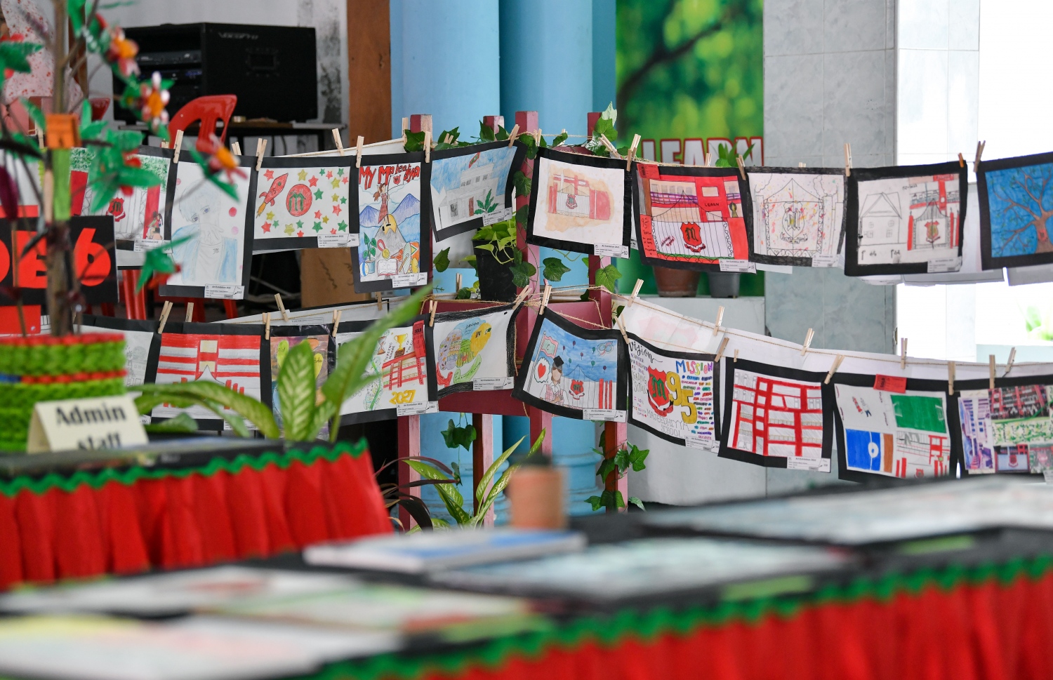 މަޖީދިއްޔާގެ ކުދިންގެ އަތްތެރި މަސައްކަތުގެ މައުރަޒަށް ކުދިން ހުށަހެޅި ކުރެހުންތައް ދައްކައިލަން ބަހައްޓާފައި: މި މައުރަޒަށް 1،300 އެއްހާ އައިޓަމް ހުށަހެޅި.--- ފޮޓޯ: ފަޔާޒު މޫސާ | މިހާރު