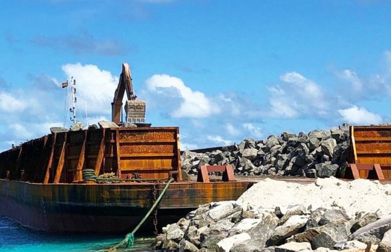 އެމްޓީސީސީއިން ދިއްގަރުގެ ގޮނޑުދޮށް ހިމާޔަތް ކުރުމުގެ މަސައްކަތް ކުރިއަށް ގެންދަނީ--ފޮޓޯ:އެމްޓީސީސީ