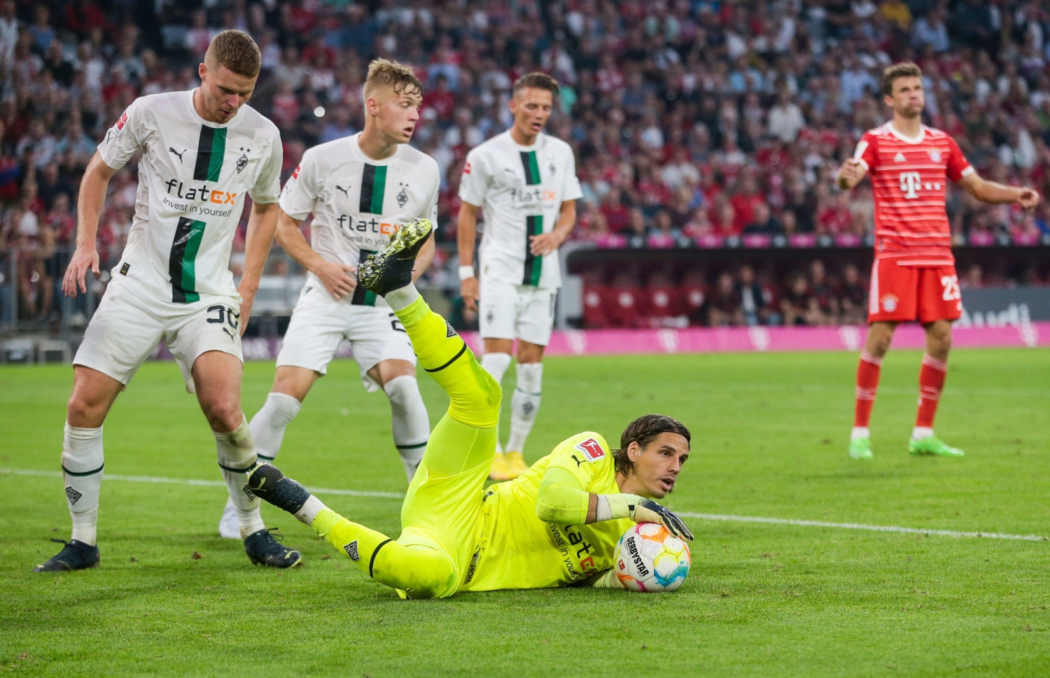 ކީޕަރު ސޮމާ، ރޭގެ މެޗުގައި ބެޔާން އިން ގޯލު ކުރިމައްޗަށް ހުރަސްކުރި ބޯޅައެއް ދިފާއުކުރަނީ.