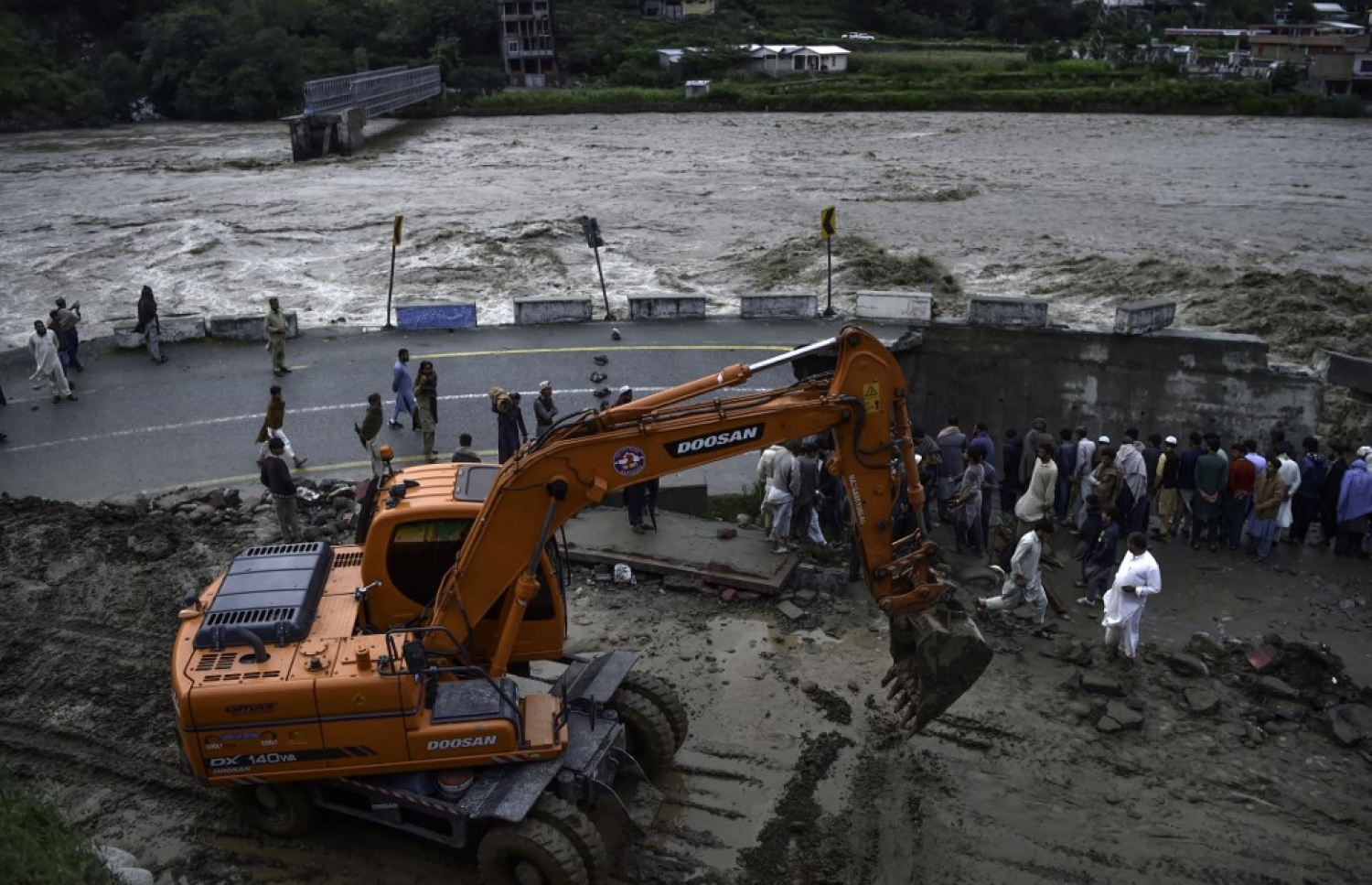 ޕާކިސްތާން: އޮގަސްޓް 27، 2022: މޫސުން ގޯސްވެ ޕާކިސްތާންގައި އާދަޔާ ހިލާފަށް ފެންބޮޑުވެފައި: މި ހާދިސާގައި ގެއްލުން ލިބުނު ގެތައް ކައިރީގައި ބަޔަކު އެއްވެގެން، މިހާތަނަށް 1000 އަށް ވުރެ ގިނަ މީހުން ވަނީ މަރުވެފައި.-- ފޮޓޯ: އޭއެފްޕީ