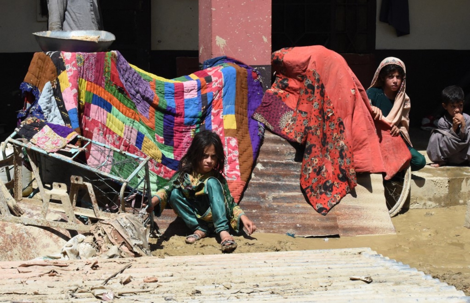 ޕާކިސްތާން: އޮގަސްޓް 27، 2022: މޫސުން ގޯސްވެ ޕާކިސްތާންގައި އާދަޔާ ހިލާފަށް ފެންބޮޑުވެފައި: މި ހާދިސާގައި ގެއްލުން ލިބުނު ގެއެއްގައި ކުޑަކުދިންތަކެއް ގޭގެ ބޭރުގައި މަޑުކޮށްލައިގެން، މިހާތަނަށް 1000 އަށް ވުރެ ގިނަ މީހުން ވަނީ މަރުވެފައި.-- ފޮޓޯ: އޭއެފްޕީ