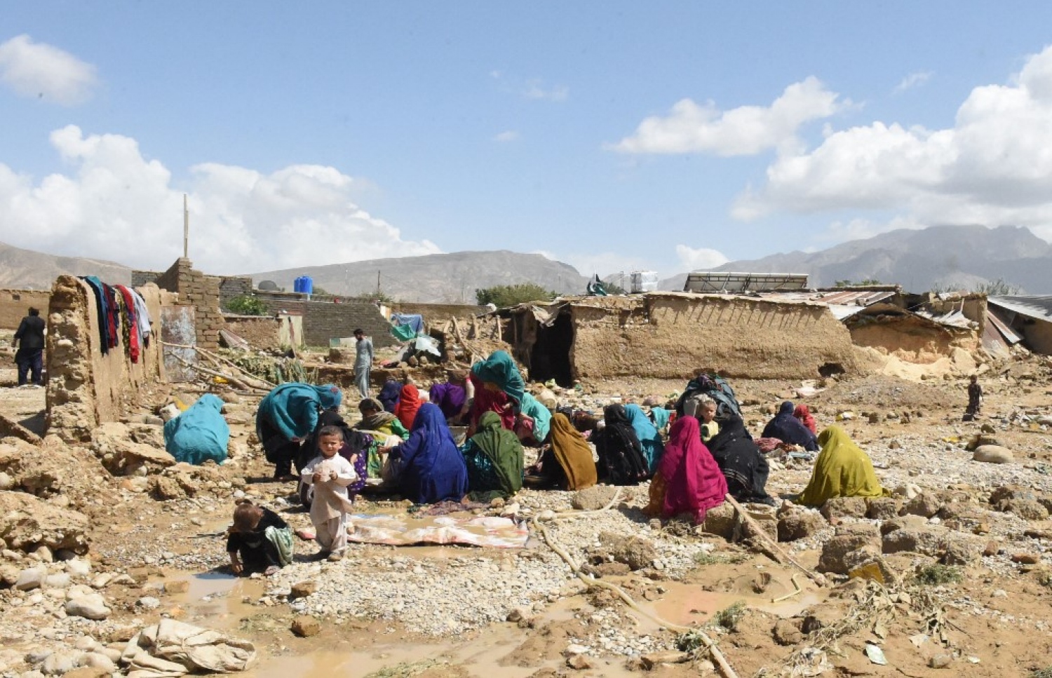 ޕާކިސްތާން: އޮގަސްޓް 27، 2022: މޫސުން ގޯސްވެ ޕާކިސްތާންގައި އާދަޔާ ހިލާފަށް ފެންބޮޑުވެފައި: މި ހާދިސާގައި ގެއްލުން ލިބުނު ގެތައް ކައިރީގައި ގެތަކުގައި ދިރިއުޅޭ މީހުން އިށީންދެގެން، މިހާތަނަށް 1000 އަށް ވުރެ ގިނަ މީހުން ވަނީ މަރުވެފައި.-- ފޮޓޯ: އޭއެފްޕީ