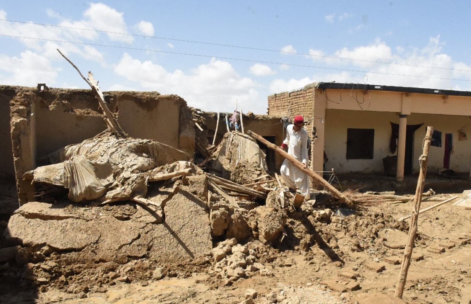 ޕާކިސްތާން: އޮގަސްޓް 27، 2022: މޫސުން ގޯސްވެ ޕާކިސްތާންގައި އާދަޔާ ހިލާފަށް ފެންބޮޑުވެފައި: މި ހާދިސާގައި ގެއްލުން ލިބުނު ގެއެއްގައި މީހަކު ސާފުކުރަނީ، މިހާތަނަށް 1000 އަށް ވުރެ ގިނަ މީހުން ވަނީ މަރުވެފައި.-- ފޮޓޯ: އޭއެފްޕީ