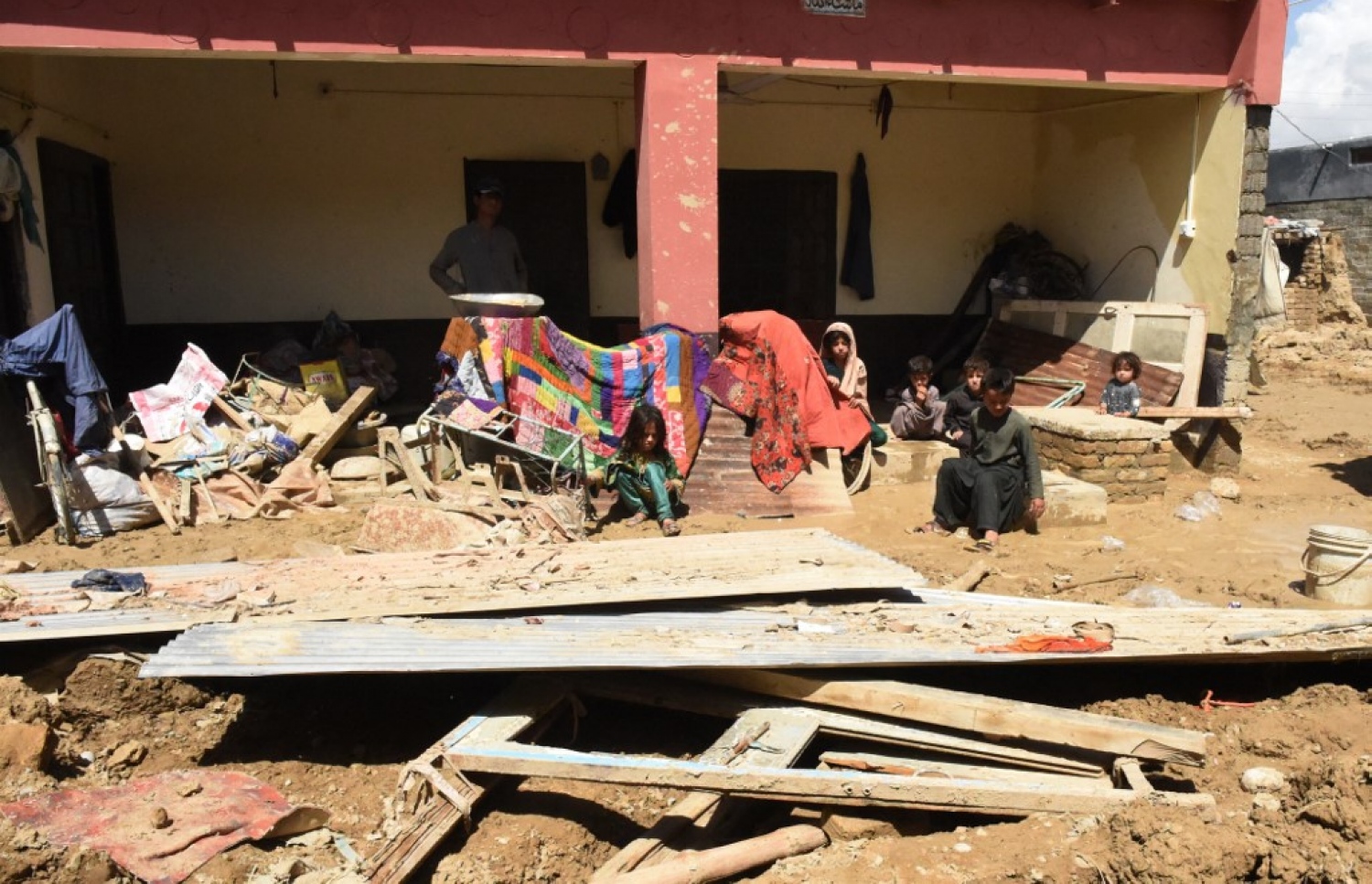 ޕާކިސްތާން: އޮގަސްޓް 27، 2022: މޫސުން ގޯސްވެ ޕާކިސްތާންގައި އާދަޔާ ހިލާފަށް ފެންބޮޑުވެފައި: މި ހާދިސާގައި ހަލާކުވި ގެ އެއްގެ ބޭރުގައި އާއިލާއެއް މަޑުކޮށްލައިގެން، މިހާތަނަށް 1000 އަށް ވުރެ ގިނަ މީހުން ވަނީ މަރުވެފައި.-- ފޮޓޯ: އޭއެފްޕީ