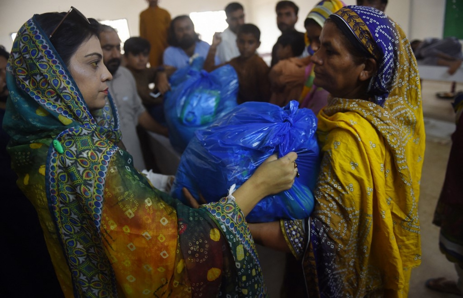 ޕާކިސްތާން: އޮގަސްޓް 27، 2022: މޫސުން ގޯސްވެ ޕާކިސްތާންގައި އާދަޔާ ހިލާފަށް ފެންބޮޑުވެފައި: ހާލުގައި ޖެހިފައިވާ މީހުންނަށް އެހީގެ ތަކެތި ފޯރުކޮށްދެނީ، މިހާތަނަށް 1000 އަށް ވުރެ ގިނަ މީހުން ވަނީ މަރުވެފައި.-- ފޮޓޯ: އޭއެފްޕީ