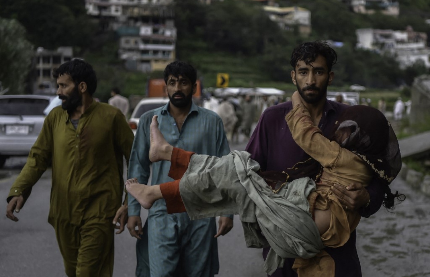 ޕާކިސްތާން: އޮގަސްޓް 27، 2022: މޫސުން ގޯސްވެ ޕާކިސްތާންގައި އާދަޔާ ހިލާފަށް ފެންބޮޑުވެފައި: މީހަކު އޭނާގެ ބަލި ދަރިފުޅު އުރާލައިގެން ހިނގާފައި ދަނީ، މިހާތަނަށް 1000 އަށް ވުރެ ގިނަ މީހުން ވަނީ މަރުވެފައި.-- ފޮޓޯ: އޭއެފްޕީ