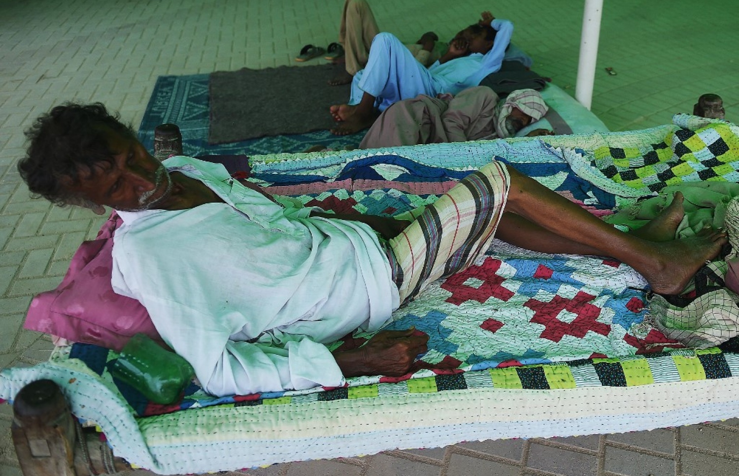 ޕާކިސްތާން: އޮގަސްޓް 27، 2022: މޫސުން ގޯސްވެ ޕާކިސްތާންގައި އާދަޔާ ހިލާފަށް ފެންބޮޑުވެފައި: މި ހާދިސާގައި ގެދޮރު ހަލާކުވި މީހަކު ސްކޫލުގައި ވަގުތީ ގޮތުން ހަދާފައި ތަނެއްގައި އޮށޯވެލައިގެން، މިހާތަނަށް 1000 އަށް ވުރެ ގިނަ މީހުން ވަނީ މަރުވެފައި.-- ފޮޓޯ: އޭއެފްޕީ