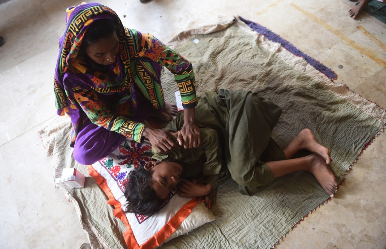 ޕާކިސްތާން: އޮގަސްޓް 27، 2022: މޫސުން ގޯސްވެ ޕާކިސްތާންގައި އާދަޔާ ހިލާފަށް ފެންބޮޑުވެފައި: މި ހާދިސާގައި ގެއްލުންވި މީހަކު އޭނާގެ ދަރިފުޅާއެކު، މިހާތަނަށް 1000 އަށް ވުރެ ގިނަ މީހުން ވަނީ މަރުވެފައި.-- ފޮޓޯ: އޭއެފްޕީ