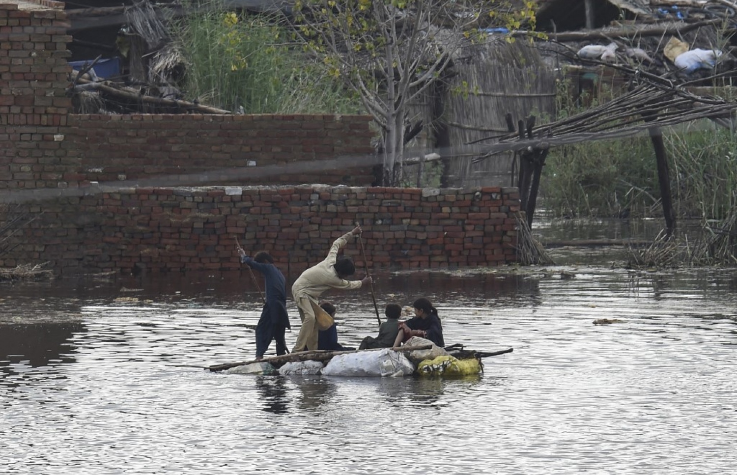 ޕާކިސްތާން: އޮގަސްޓް 27، 2022: މޫސުން ގޯސްވެ ޕާކިސްތާންގައި އާދަޔާ ހިލާފަށް ފެންބޮޑުވެފައި: ބަޔަކު ކަނދުފޮއްޗެއްގައި ކަނބާފައި ދަނީ، މިހާތަނަށް 1000 އަށް ވުރެ ގިނަ މީހުން ވަނީ މަރުވެފައި.-- ފޮޓޯ: އޭއެފްޕީ