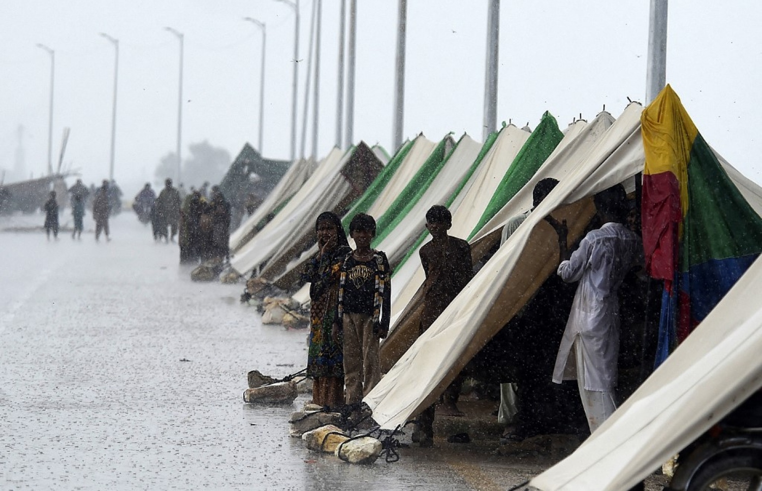 ޕާކިސްތާން: އޮގަސްޓް 27، 2022: މޫސުން ގޯސްވެ ޕާކިސްތާންގައި އާދަޔާ ހިލާފަށް ފެންބޮޑުވެފައި: މި ހާދިސާގައި ގެއްލުން ލިބުނު ގެތަކުގައި ދިރިއުޅޭ މީހުން ވަގުތީ ޓެންޓުތަކުގައި، މިހާތަނަށް 1000 އަށް ވުރެ ގިނަ މީހުން ވަނީ މަރުވެފައި.-- ފޮޓޯ: އޭއެފްޕީ