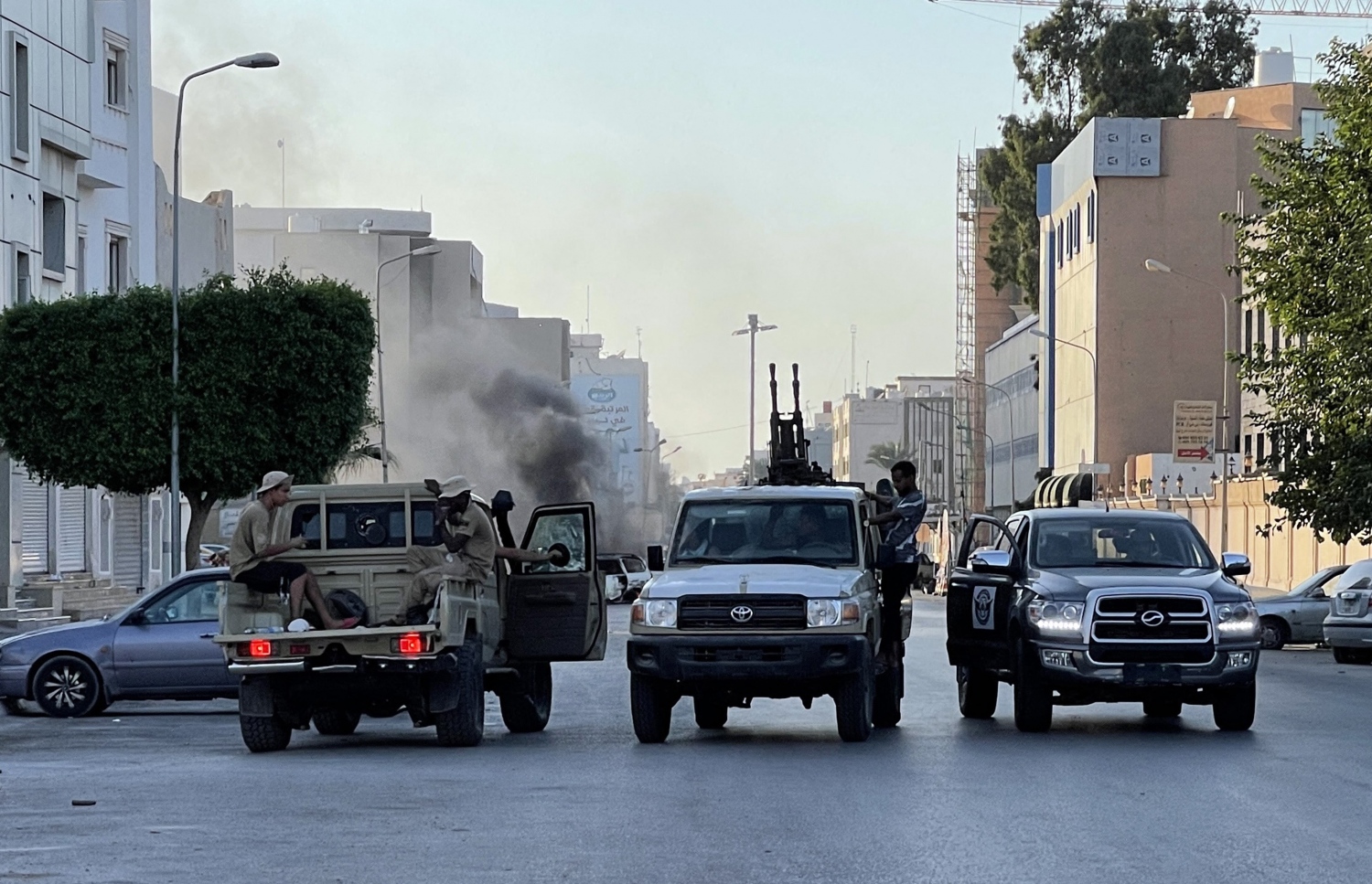 އޮގަސްޓް 27، 2022: ލީބިޔާގެ ދެ ސަރުކާރުގެ ހަނގުރާމަވެރިންގެ މެދުގައި ހިނގި ކުރިމަތިލުންތައް ކުރިއަށް ދިޔަ ވަގުތު، ގައުމީ އެއްބައިވަންތަކަމުގެ ސަރުކާރަށް ނިސްބަތްވާ ހަނގުރާމަވެރިންތަކެއް އުޅަނދެއްގައި ދަތުރުކުރަނީ. --އޭއެފްޕީ