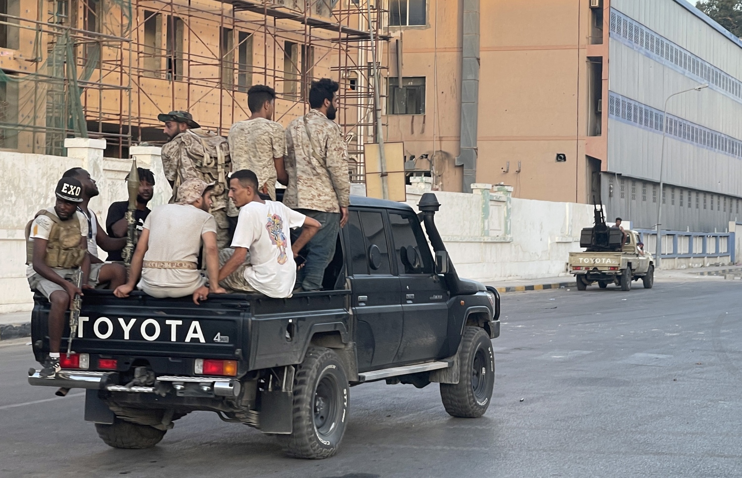 އޮގަސްޓް 27، 2022: ލީބިޔާގެ ދެ ސަރުކާރުގެ ހަނގުރާމަވެރިންގެ މެދުގައި ހިނގި ކުރިމަތިލުންތައް ކުރިއަށް ދިޔަ ވަގުތު، ގައުމީ އެއްބައިވަންތަކަމުގެ ސަރުކާރަށް ނިސްބަތްވާ ހަނގުރާމަވެރިންތަކެއް އުޅަނދެއްގައި ދަތުރުކުރަނީ. --އޭއެފްޕީ