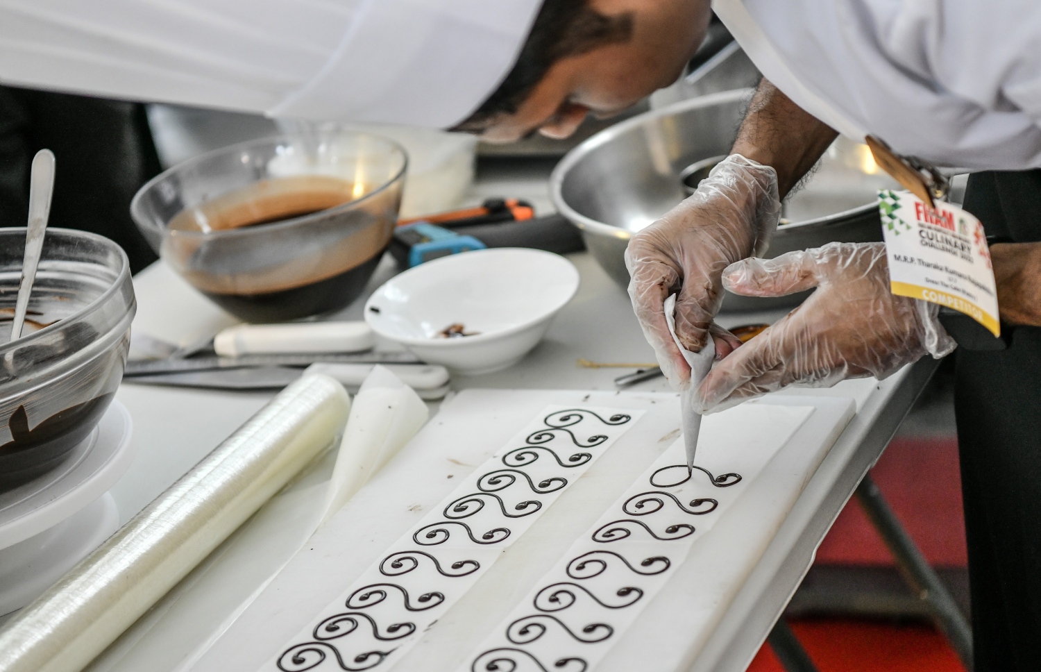 ރާއްޖޭގައި ބާއްވަމުން އަންނަ ފުޑް އެންޑް ހޮސްޕިޓައިލިޓީ އޭޝިއާ މޯލްޑިވްސް (އެފްއެޗްއޭއެމް) ފެއާގައި ކަލިނަރީ ޗެލެންޖު ކުރިއަށް ދަނީ، ދުނިޔޭގެ އެކި ހިސާބުތަކުގެ ތަފަތު ޑިޝްތައް ތައްޔާރު ކުރުމުގެ ފުރުސަތު އެ ޗެލެންޖުގައި ޝެފުންނަށް ލިބޭނެ. ފޮޓޯ: ނިޝާން އަލީ | މިހާރު