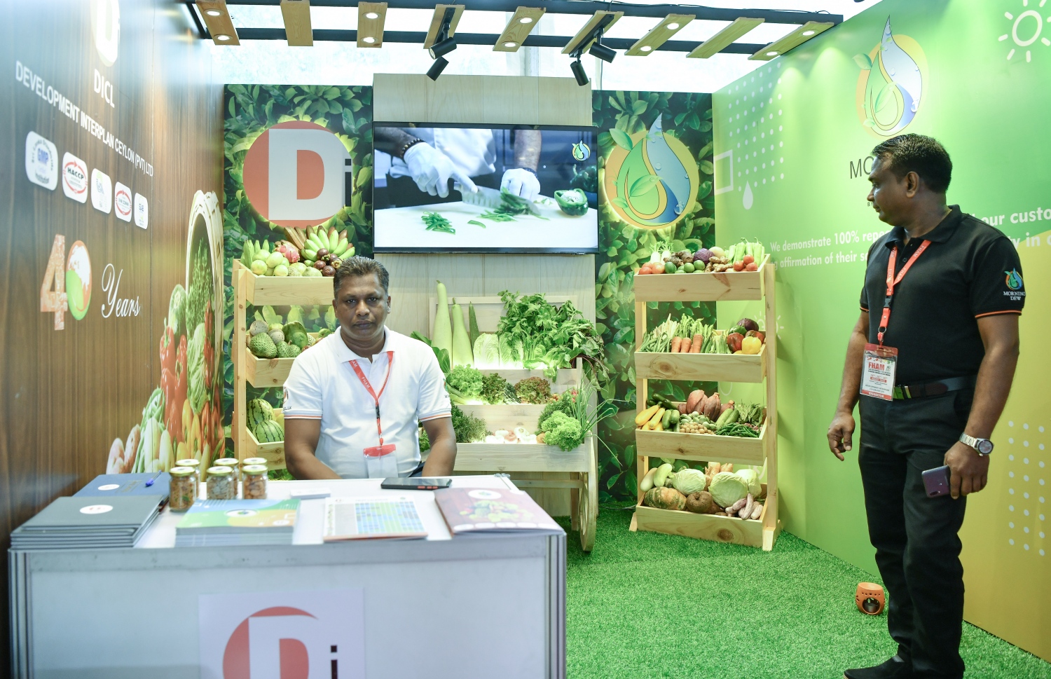 ރާއްޖޭގައި ބާއްވާ ފުޑް އެންޑް ހޮސްޕިޓައިލިޓީ އޭޝިއާ މޯލްޑިވްސް ފެއާގެ ސްޓޯލެއް، މި އަހަރުގެ ހޮސްޕިޓަލިޓީ އެކްސްޕޯގައި ޖުމްލަ 81 ކުންފުންޏަކުން ބައިވެރިވި --. ފޮޓޯ: ނިޝާން އަލީ/މިހާރު