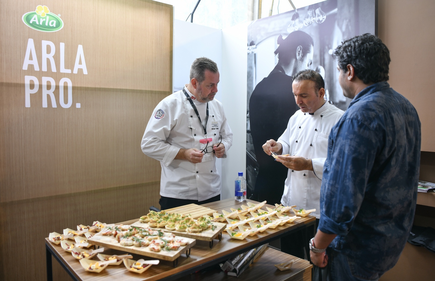 ރާއްޖޭގައި ބާއްވާ ފުޑް އެންޑް ހޮސްޕިޓައިލިޓީ އޭޝިއާ މޯލްޑިވްސް ފެއާގެ ސްޓޯލެއް، މި އަހަރުގެ ހޮސްޕިޓަލިޓީ އެކްސްޕޯގައި ޖުމްލަ 81 ކުންފުންޏަކުން ބައިވެރިވި --. ފޮޓޯ: ނިޝާން އަލީ/މިހާރު