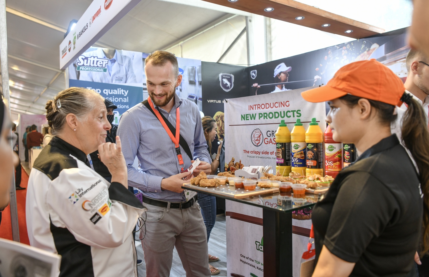 ރާއްޖޭގައި ބާއްވާ ފުޑް އެންޑް ހޮސްޕިޓައިލިޓީ އޭޝިއާ މޯލްޑިވްސް ފެއާގެ ސްޓޯލެއް، މި އަހަރުގެ ހޮސްޕިޓަލިޓީ އެކްސްޕޯގައި ޖުމްލަ 81 ކުންފުންޏަކުން ބައިވެރިވި --. ފޮޓޯ: ނިޝާން އަލީ/މިހާރު