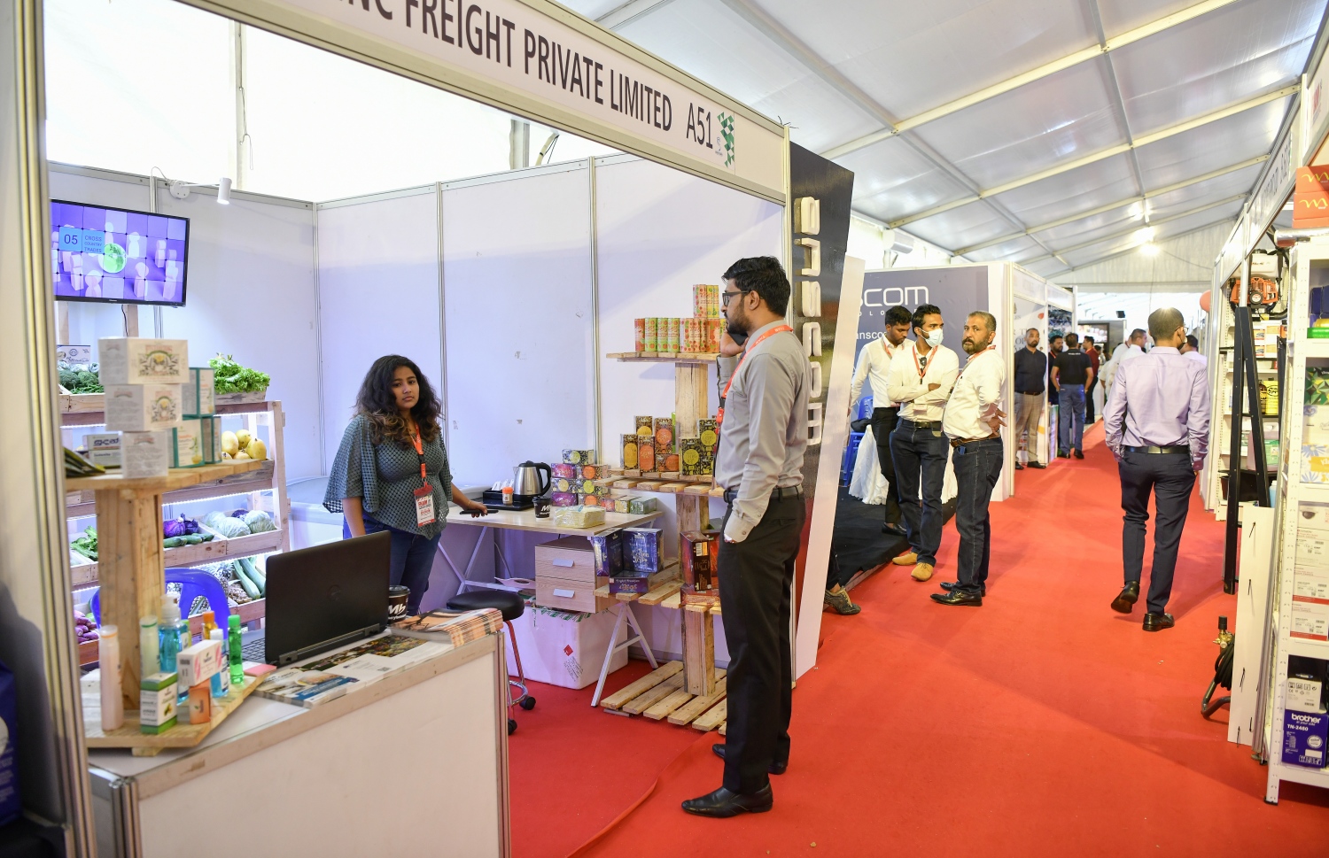 ރާއްޖޭގައި ބާއްވާ ފުޑް އެންޑް ހޮސްޕިޓައިލިޓީ އޭޝިއާ މޯލްޑިވްސް ފެއާގެ ސްޓޯލްތައް، މި އަހަރުގެ ހޮސްޕިޓަލިޓީ އެކްސްޕޯގައި ޖުމްލަ 81 ކުންފުންޏަކުން ބައިވެރިވި --. ފޮޓޯ: ނިޝާން އަލީ/މިހާރު