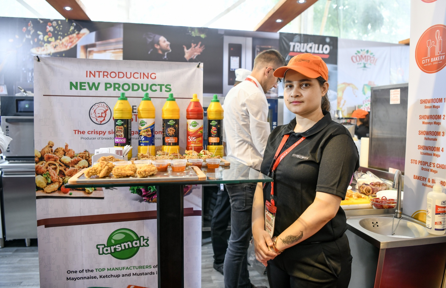 ރާއްޖޭގައި ބާއްވާ ފުޑް އެންޑް ހޮސްޕިޓައިލިޓީ އޭޝިއާ މޯލްޑިވްސް ފެއާގެ ސްޓޯލެއް، މި އަހަރުގެ ހޮސްޕިޓަލިޓީ އެކްސްޕޯގައި ޖުމްލަ 81 ކުންފުންޏަކުން ބައިވެރިވި --. ފޮޓޯ: ނިޝާން އަލީ/މިހާރު