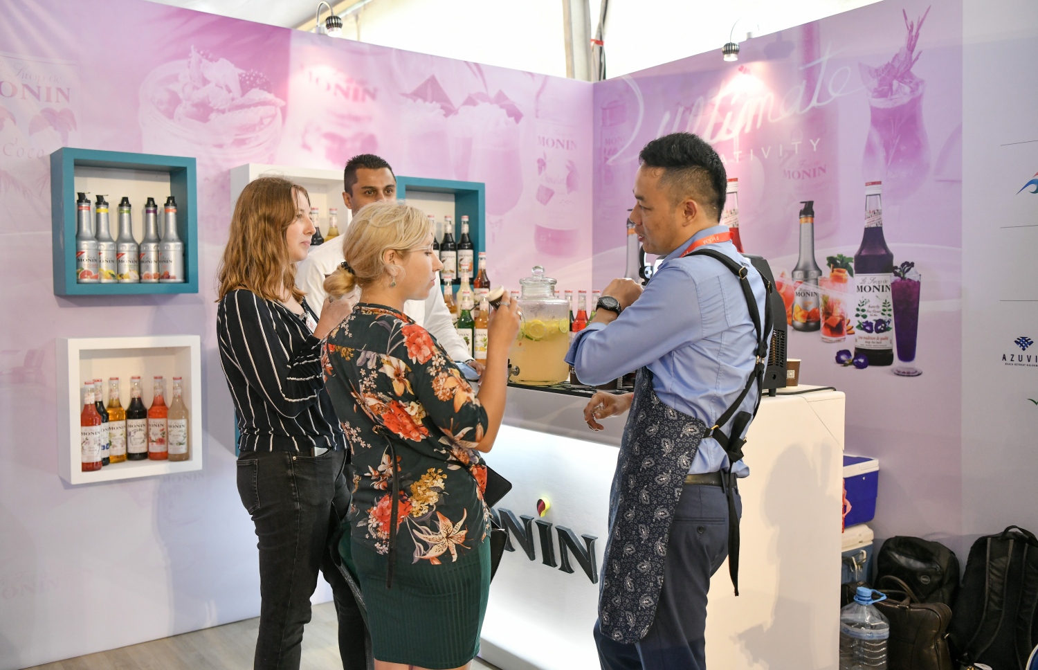 ރާއްޖޭގައި ބާއްވާ ފުޑް އެންޑް ހޮސްޕިޓައިލިޓީ އޭޝިއާ މޯލްޑިވްސް ފެއާގެ ސްޓޯލެއް، މި އަހަރުގެ ހޮސްޕިޓަލިޓީ އެކްސްޕޯގައި ޖުމްލަ 81 ކުންފުންޏަކުން ބައިވެރިވި --. ފޮޓޯ: ނިޝާން އަލީ/މިހާރު