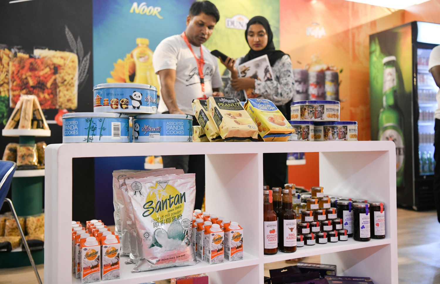 ރާއްޖޭގައި ބާއްވާ ފުޑް އެންޑް ހޮސްޕިޓައިލިޓީ އޭޝިއާ މޯލްޑިވްސް ފެއާގެ ސްޓޯލެއް، މި އަހަރުގެ ހޮސްޕިޓަލިޓީ އެކްސްޕޯގައި ޖުމްލަ 81 ކުންފުންޏަކުން ބައިވެރިވި --. ފޮޓޯ: ނިޝާން އަލީ/މިހާރު