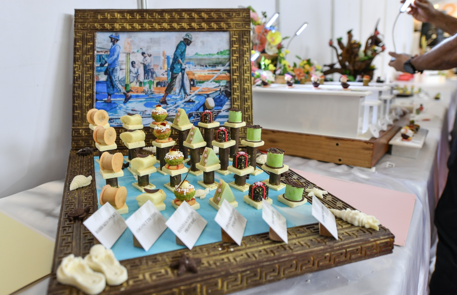 ރާއްޖޭގައި ބާއްވާ ފުޑް އެންޑް ހޮސްޕިޓައިލިޓީ އޭޝިއާ މޯލްޑިވްސް ފެއާގެ ކަލިނަރީ ޗެލެންޖުގައި ތައްޔާރުކޮށްފައިވާ ބައެއް ތަކެތި. ތަފާތު ވައްތަރުގެ ޑެޒާޓުތަކާއި ޑީޝްތައް ތަޖުރިބާ ކޮށްލުމުގެ ފުރުސަތު އެ އެކްސްޕޯއިން ލިބޭނެ. ފޮޓޯ: ނިޝާން އަލީ | މިހާރު