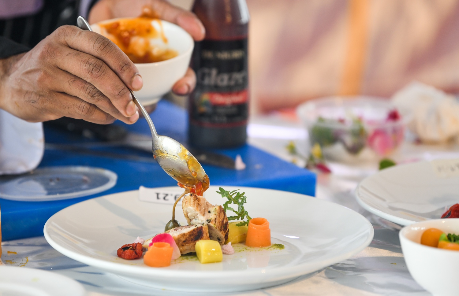 ރާއްޖޭގައި ބާއްވަމުން އަންނަ ފުޑް އެންޑް ހޮސްޕިޓައިލިޓީ އޭޝިއާ މޯލްޑިވްސް (އެފްއެޗްއޭއެމް) ފެއާގައި ކަލިނަރީ ޗެލެންޖު ކުރިއަށް ދަނީ، ދުނިޔޭގެ އެކި ހިސާބުތަކުގެ ތަފަތު ޑިޝްތައް ތައްޔާރު ކުރުމުގެ ފުރުސަތު އެ ޗެލެންޖުގައި ޝެފުންނަށް ލިބޭނެ. ފޮޓޯ: ނިޝާން އަލީ | މިހާރު