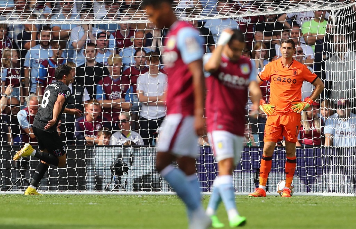 ވެސްޓް ހޭމްގެ ފޯނަލްސް (ވ) ލަނޑު ޖެހުމުން އެސްޓަން ވިލާގެ ގޯލްކީޕަރު އެމީ މާޓިނޭޒް މާޔޫސް ވެފައި. -- ފޮޓޯ: އޭއެފްޕީ