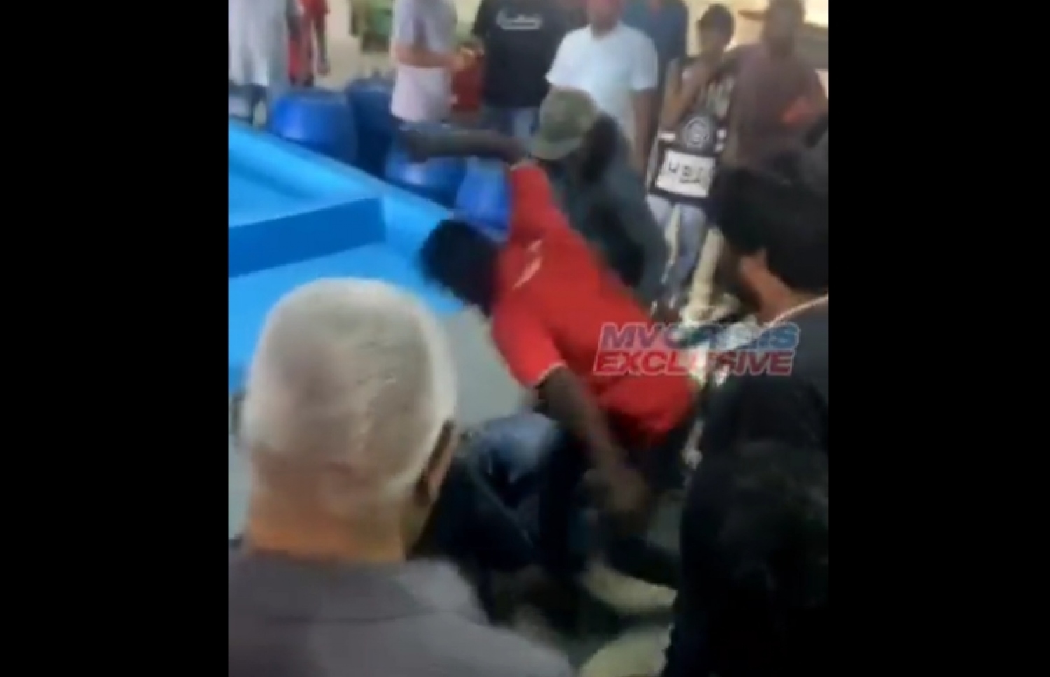 މަސް މާރުކޭޓުގައި މީހެއް ގައިގައި ތަޅައި އަނިޔާ ކުރަނީ