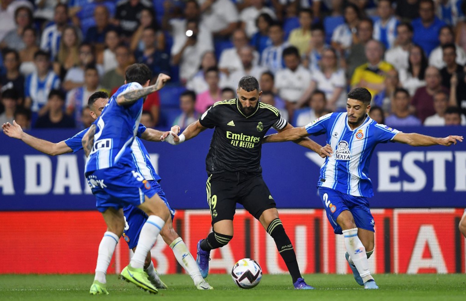 ބެންޒެމާ ބޯޅައާ އެކު ކުރިއަށް ދާން އުޅުމުގެ ތެރޭން، އެސްޕަނިޔޯލް ކުޅުންތެރިން އޭނާ ވަށާލައިގެން. -- ފޮޓޯ: އޭއެފްޕީ